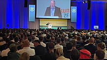 ZF-Gesamtbetriebsratsvorsitzender Achim Dietrich am Rednerpult in der Messe: 3500 ZF-Mitarbeitende des Betriebs N am Standort ...