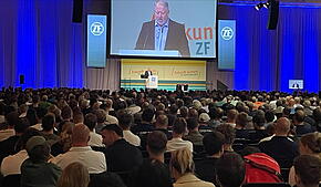 ZF-Gesamtbetriebsratsvorsitzender Achim Dietrich am Rednerpult in der Messe: 3500 ZF-Mitarbeitende des Betriebs N am Standort ...