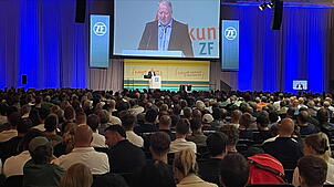 ZF-Gesamtbetriebsratsvorsitzender Achim Dietrich am Rednerpult in der Messe: 3500 ZF-Mitarbeitende des Betriebs N am Standort ...