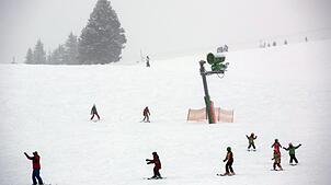 Eine Gruppe eines Skikurses fährt am 10.01.2017 eine Piste auf dem höchsten Berg des Schwarzwaldes, dem Feldberg (Baden-Württemberg), ...