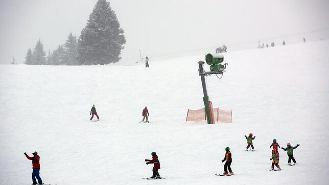 Eine Gruppe eines Skikurses fährt am 10.01.2017 eine Piste auf dem höchsten Berg des Schwarzwaldes, dem Feldberg (Baden-Württemberg), ...