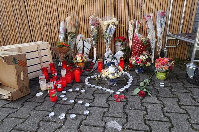 Der Ort des Verbrechens: Freunde und Verwandte stellten auf dem Parkplatz vor der Konstanzer Shisha-Bar Blumen und Kerzen auf.