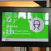 Ein Maskenscanner am Eingang des Helios Spitals: Dieser erfasst alle Personen, die über den Haupteingang an dem Gerät vorbeilaufen. Das ...