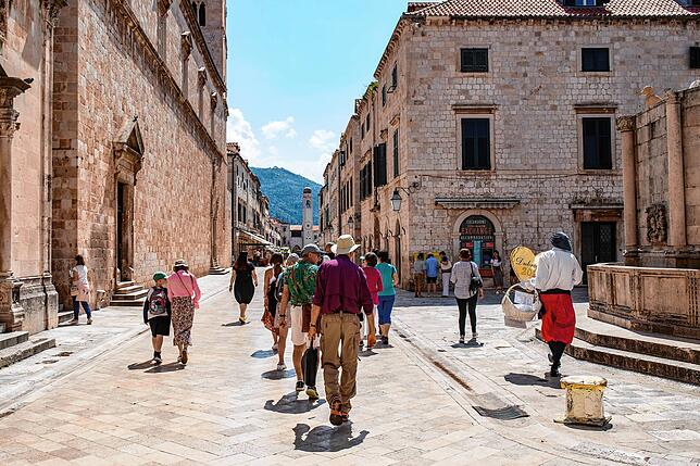Touristen besuchen das historische Zentrum der kroatischen Stadt Dubrovnik.