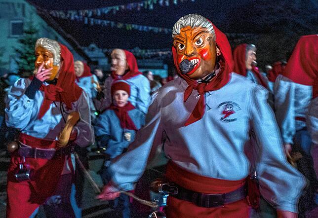 Bild 10: Bilder vom Nachtumzug beim Narrentreffen in Thalheim