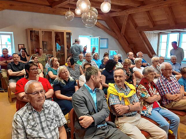 Rund 40 Bürger waren zur Verpflichtung von Jürgen Wiener in den Rathaussaal gekommen.