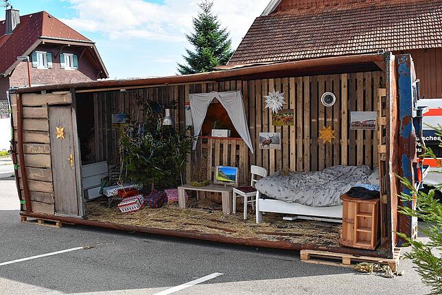 Möglichst realitätsnah bauten die Feuerwehrmitglieder ein Zimmer auf, das später für die Schauübung lichterloh brannte.