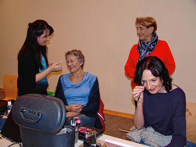 Auch die Maske muss stimmen: Steffi Kanz kümmert sich um das Make-up von Christine Busch, während Renate Hau zusieht (von links). Angela ...