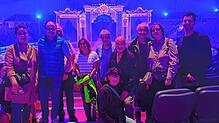 Die Gewinnerinnen und Gewinner des SÜDKURIER-Gewinnspiels bekommen von Ferdinando Klemenz (rechts) eine Führung durch den Circus Krone.