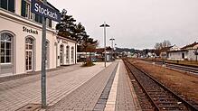 Das Bahnhofsgebäude in Stockach (links) ist heute ein Modegeschäft. Fahrkarten gibt es am Automat und das Seehäsle fährt morgens und ...