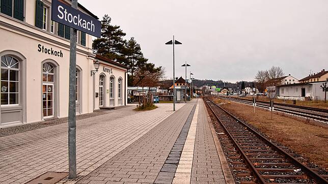 Das Bahnhofsgebäude in Stockach (links) ist heute ein Modegeschäft. Fahrkarten gibt es am Automat und das Seehäsle fährt morgens und ...