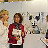 Die Ausstellung zum Thema ist in den kommenden drei Wochen in der Stadtbücherei zu sehen. Im Bild Dorothea Wehinger (Mitte) im Gespräch ...