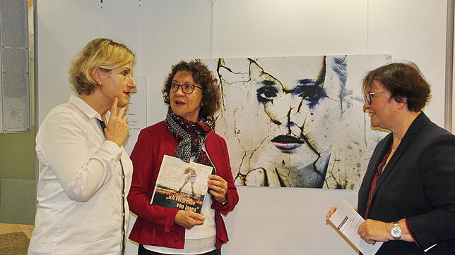 Die Ausstellung zum Thema ist in den kommenden drei Wochen in der Stadtbücherei zu sehen. Im Bild Dorothea Wehinger (Mitte) im Gespräch ...