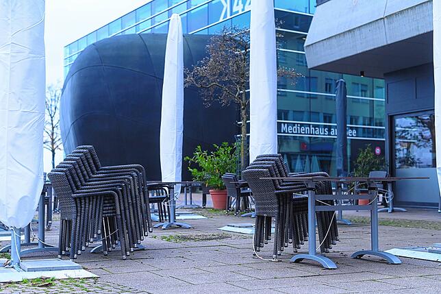 Die Stühle vor der Pizzeria Centrale sind aufgestuhlt. Am Sonntag tranken die Gäste im Stehen ihre Getränke.