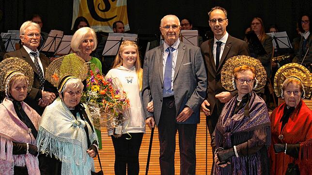 Feierlicher Neujahrsempfang in der Engener Stadthalle: Die Geehrten Hans Meßmer (hinten von links), Ingrid Egner, Klaus Hertenstein mit ...