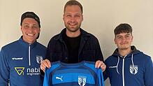 Neu bei den SF Schliengen: Die sportlichen Leiter Florian Kessler (links und Tim Merstetter (rechts) begrüßen Denis Hollenwäger als ...