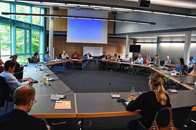 Jedes Ausschussmitglied hat einen ganzen Tisch für sich: Bei der ersten Sitzung des Hauptausschusses des Stockacher Gemeinderats nach ...