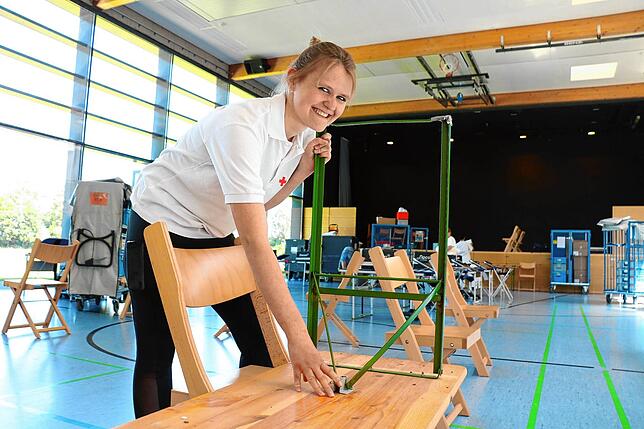 Iris Gähme baut einen Tisch für einen Blutspendetermin in der Erich-Kästner-Halle zusammen. Die Donaueschingerin arbeitete zu dieser ...