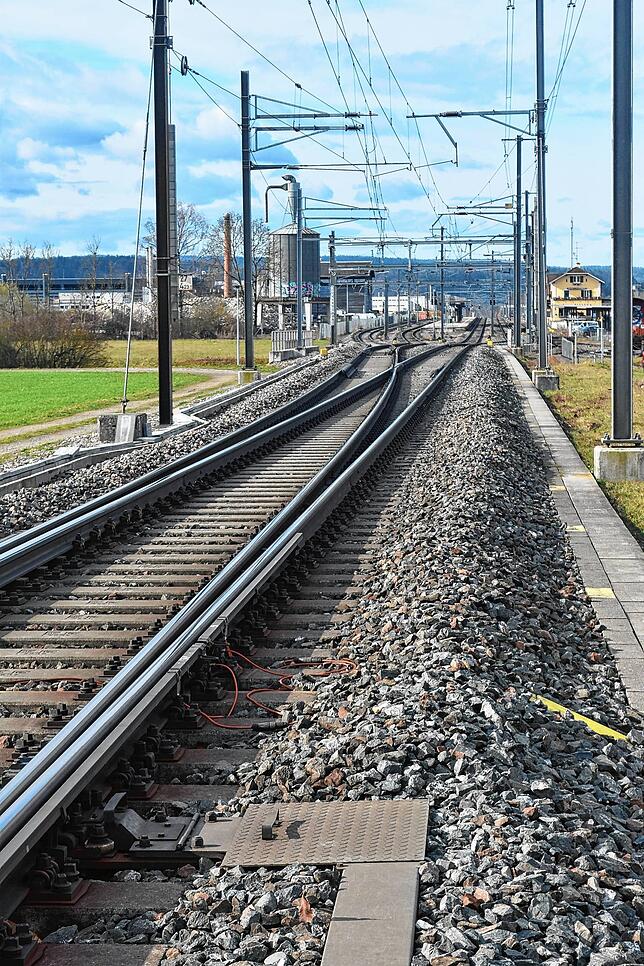 Nördlich vom Bahnhof Rafz soll bei der Eisenbahnbrücke Rüdlingerstraße die Doppelspur aufgenommen und bis nach Jestetten durchgezogen ...