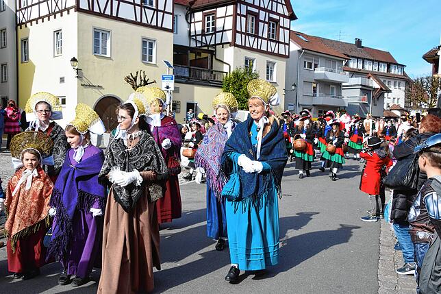 Bild 4: Bilder vom Kindernarrenbaum-Setzen auf dem Gustav-Hammer-Platz in Stockach