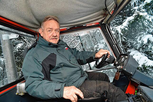 Hartmut Haas vom Kesselberglift, hier 2017 im Pistenbully beim Präparieren der Piste, will die Preise trotz gestiegener Dieselpreise ...