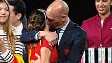 Luis Rubiales, Präsident des spanischen Fußballverbands, umarmt die spanische Nationalspielerin Aitana Bonmati auf dem Podium nach dem ...