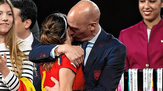Luis Rubiales, Präsident des spanischen Fußballverbands, umarmt die spanische Nationalspielerin Aitana Bonmati auf dem Podium nach dem ...