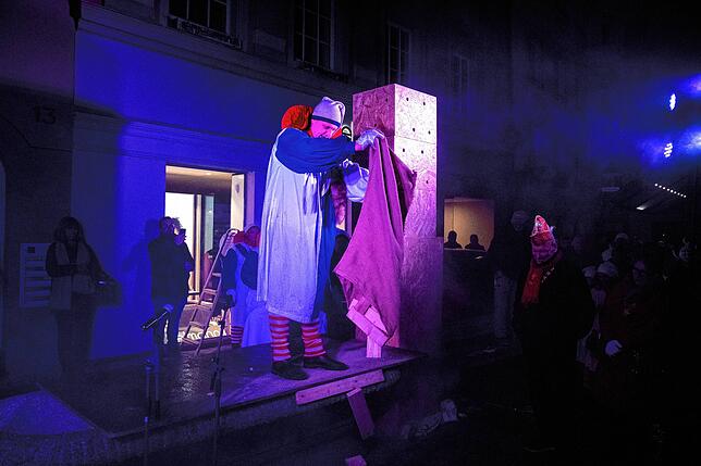 Bild 18: Endlich Fasnet: Glonkis stellen ihre Brunnenfigur auf und eröffnen die Fasnet