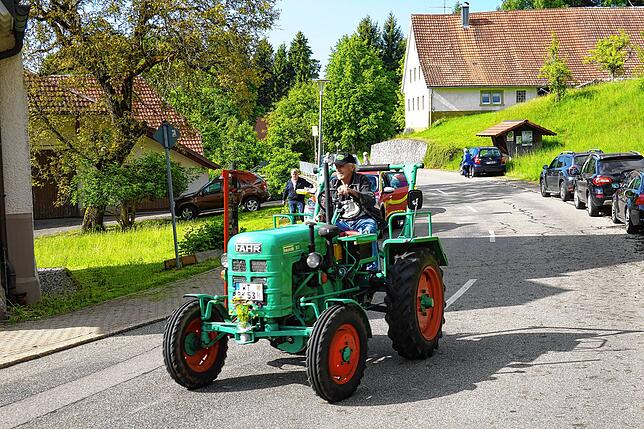 Bild 9: Die Plätze waren im Nu belegt – großes Gedränge beim Traktorenfest in Rotzingen