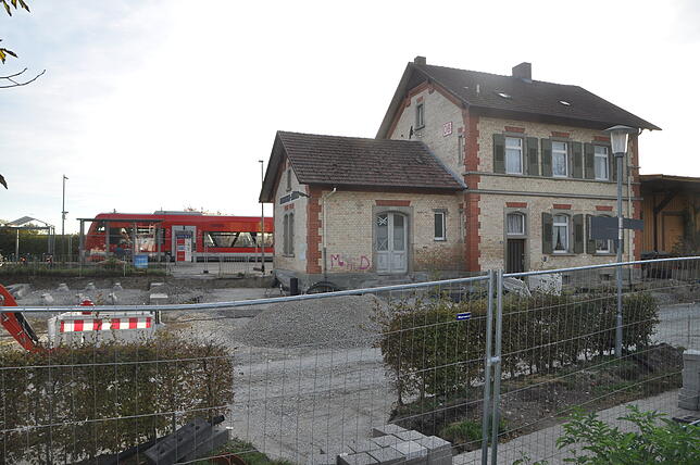 Bei der Umfeldsanierung des Bahnhofsgeländes kam es zu Verzögerungen, die zur Folge hatten, dass der angedachte Zeitplan nicht mehr ...