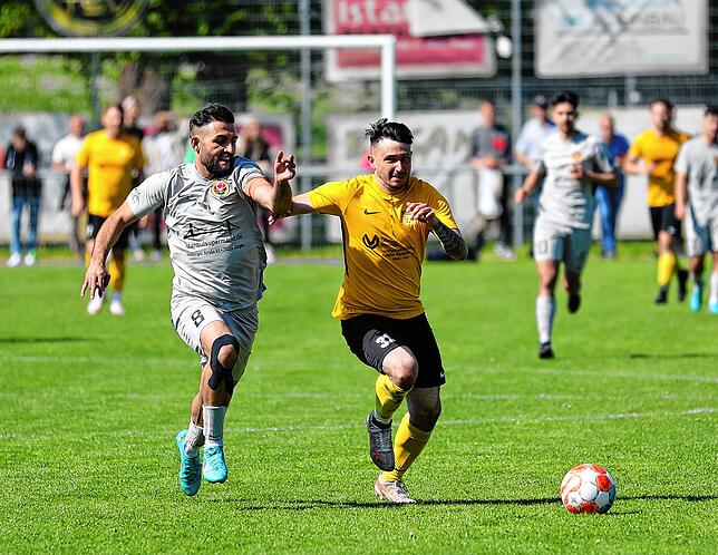 Zweikampf zwischen Gani Hamdushi vom Türkischen SV Singen (links) und Alessandro Fiore Tapia vom FC Öhningen-Gaienhofen im Mai 2022.