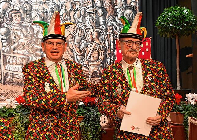 Jürgen Koterzyna ernennt Siegfried Endres zum Alt-Gerichtsnarr.