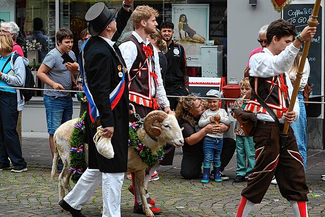 Bild 14: So schön ist das bunte Treiben am Chilbi-Festumzug (Teil 1)