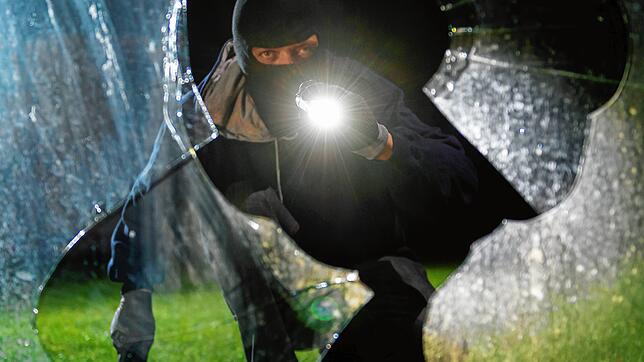 In den dunklen Monaten mehren sich wieder die Wohnungseinbrüche. Die Polizei gibt wertvolle Tipps, wie Sie Tätern (Symbolbild) das Leben ...