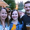 Carolin Löffler, Carina Weißhaupt und Dominic Themel (von links) vergnügten sich beim Rengertsweiler Open Air am Sportplatz. Sie freuten ...