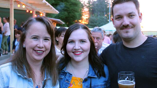 Carolin Löffler, Carina Weißhaupt und Dominic Themel (von links) vergnügten sich beim Rengertsweiler Open Air am Sportplatz. Sie freuten ...