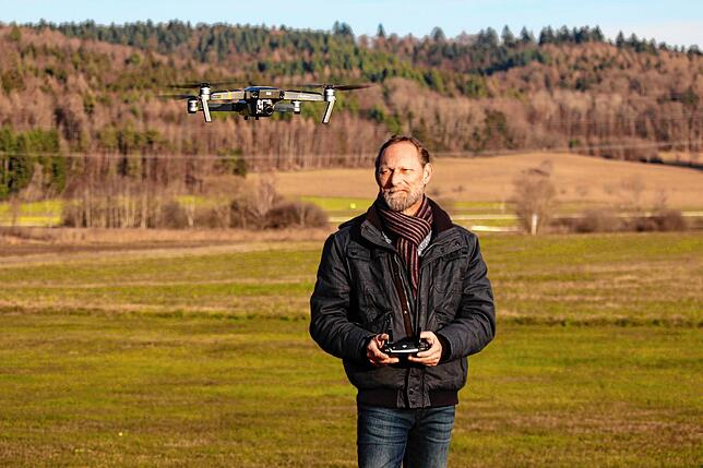Drohnen-Pilot Andreas Hammer mit seinem Arbeitsgerät.