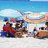 Urlauber am Strand von Palma de Mallorca: In Spanien ist die Corona-Lage angespannt &ndash; in anderen Ländern sieht es da besser aus.