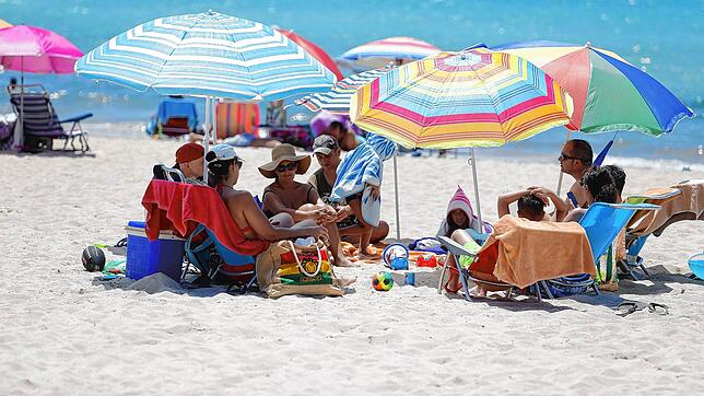 Urlauber am Strand von Palma de Mallorca: In Spanien ist die Corona-Lage angespannt &ndash; in anderen Ländern sieht es da besser aus.