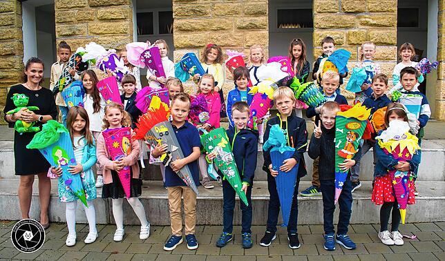 Mit Optimismus in den ersten Schultag: An der Anton-Sohn-Schule Zizenhausen begrüßt Klassenlehrerin Eva Maria Glöckler ihre ...