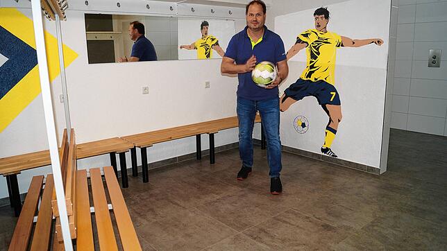 Martin Strehl ist Abteilungsleiter Fußball bei der Sportvereinigung Frickingen Altheim Lippertsreute. Er steht hier vor dem frisch ...