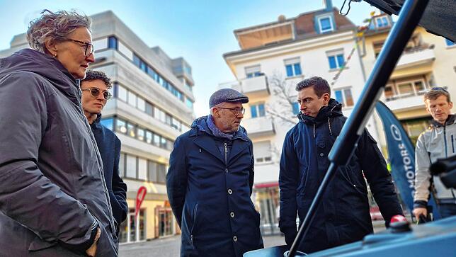 Silja Beck (links), Sohn Leon und Norbert Beck am Buchhornplatz in Friedrichshafen im Gespräch mit einem Sono-Mitarbeiter. Interessant ...