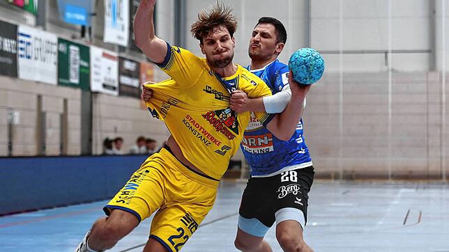 Fynn Beckmann (links, hier gegen Patrick Rapp vom VfL Pfullingen) erwartet mit der HSG Konstanz ein intensives Duell beim TSV ...