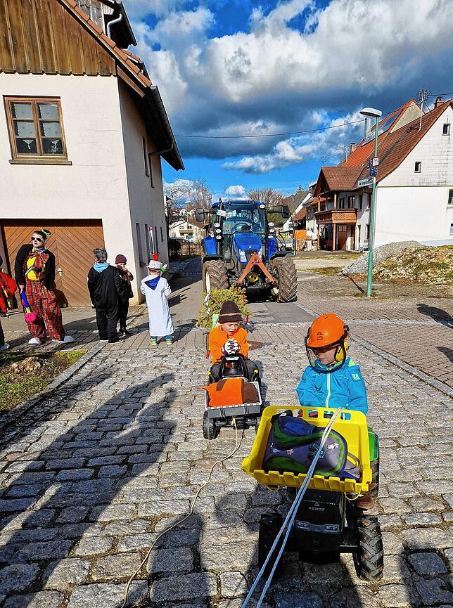 Die Junior-Schnittschutzzunft aus Riedöschingen bringt am Fastnachtsdienstag ihren eigenen Kinder-Narrenbaum zur Kompromissbachhalle, wo ...