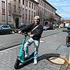 SÜDKURIER-Praktikant Janis Eisele auf einem der E-Scooter in der Friedrichshafener Innenstadt.