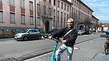 SÜDKURIER-Praktikant Janis Eisele auf einem der E-Scooter in der Friedrichshafener Innenstadt.