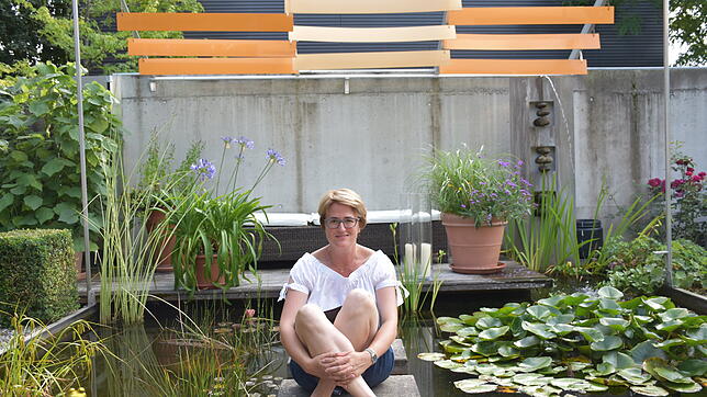 Annette Stoll-Zeitler am Gartenteich mit Goldfischen. Am Tag der offenen Gartenparadiese und Kleinode hatte sie ihren Garten für ...