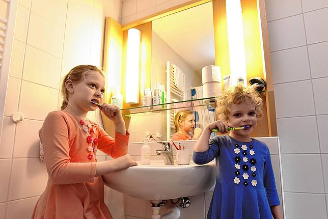 Nora (6) und ihre Schwester Ella (4) in einem mit Spendengeldern der SÜDKURIER-LESER renovierten Bad.