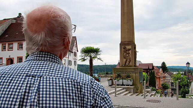 Das Kriegerdenkmal erinnert an Gefallene des Ersten Weltkrieges, doch Michael Oswalds Lebensgeschichte ist besonders vom Zweiten ...