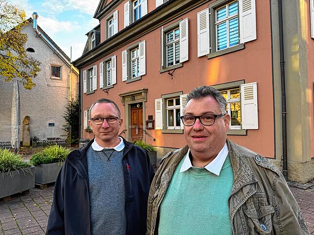 Gemeinsamer Kraftakt mit der Stadtverwaltung; Zunftmeister Michaal Sutter und sein Vize Ralf Kruse vor dem Öflinger Rathaus.